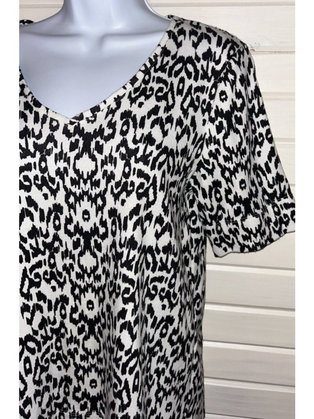 Chicos Sz 1 (MEDIUM) Black White Ikat Pima Cotton Tee S/S V-Neck EUC
